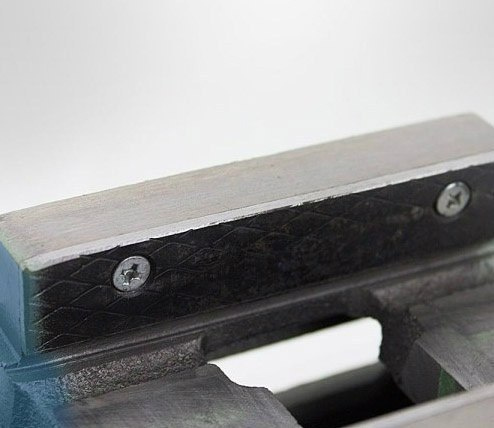 Strojní a masivní ocelový svěrák s kovadlinou a čelistmi 150 mm BITUXX M15723